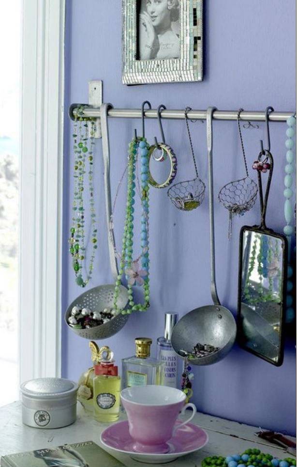 Organize your necklaces with a vintage touch